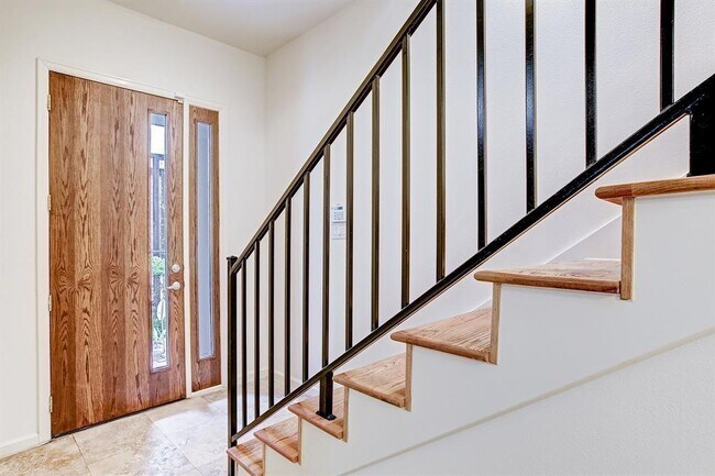 Building Photo - 802 Waverly St