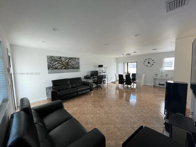 Foto del edificio - 4480 NW 170th St