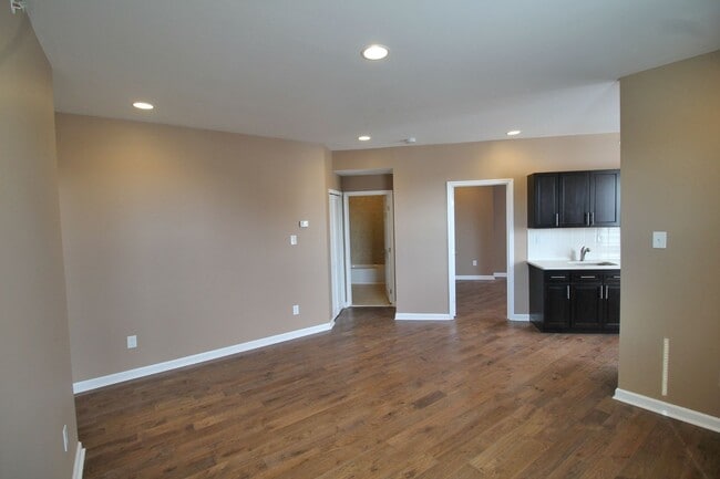 Building Photo - 4400 Lancaster Ave