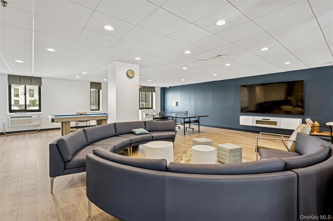 Foto del edificio - 100 W Broadway