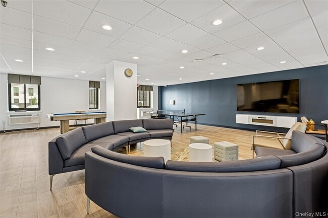 Building Photo - 100 W Broadway