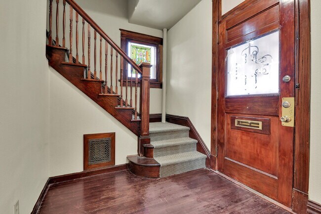 Foto del edificio - $2,900, 3-bed, 2 bath victorian home with a fenced yard and $300 off the first month's rent.