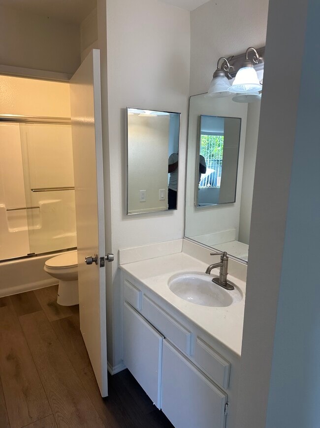 2 Bed/ 2 BATH - Ben Apartments