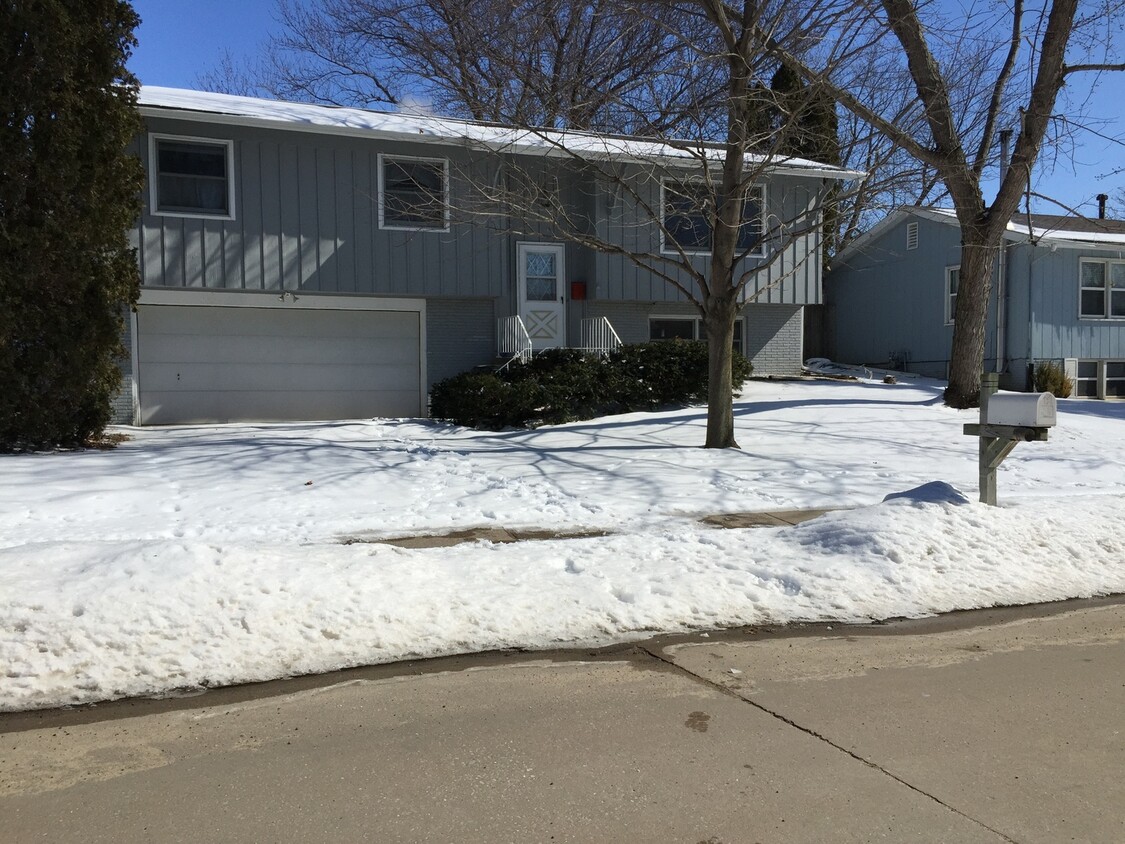 Foto principal - 4BR 2.5ba house on Westside of Iowa City -...