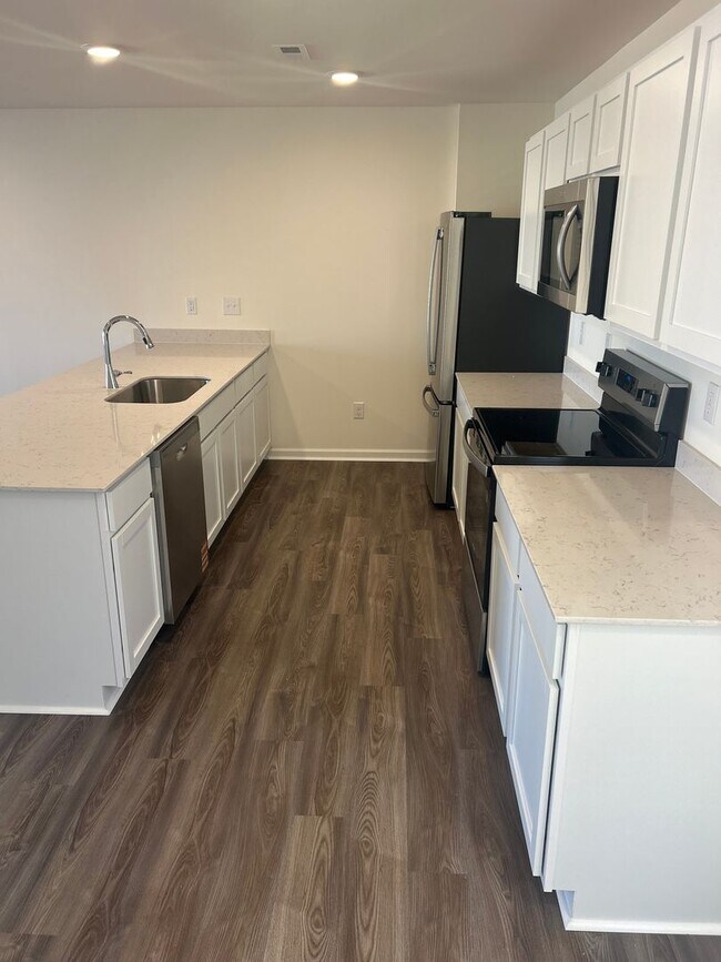 Building Photo - Brand New townhome in the heart of Newton!