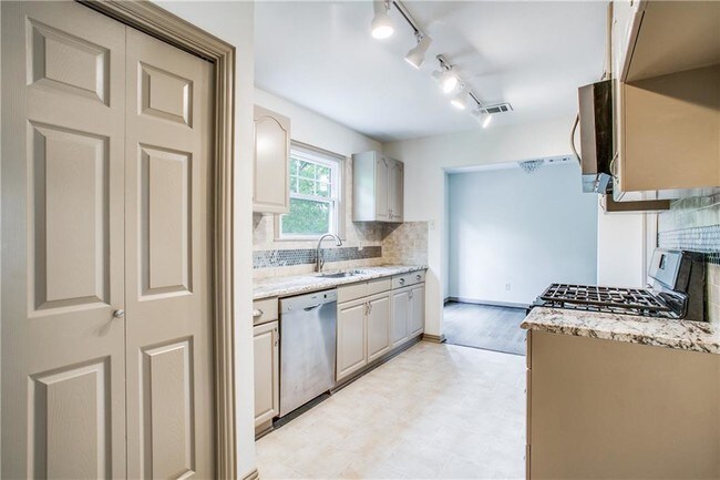 Building Photo - 905 Ashwood Dr