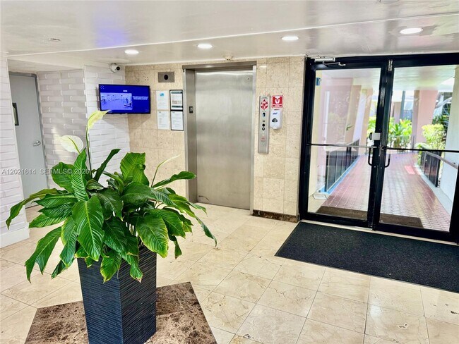 Foto del edificio - 17011 N Bay Rd