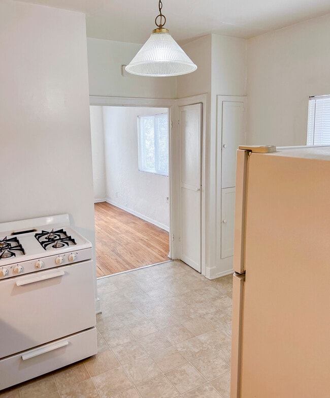 Building Photo - 350 N Orange Grove Ave