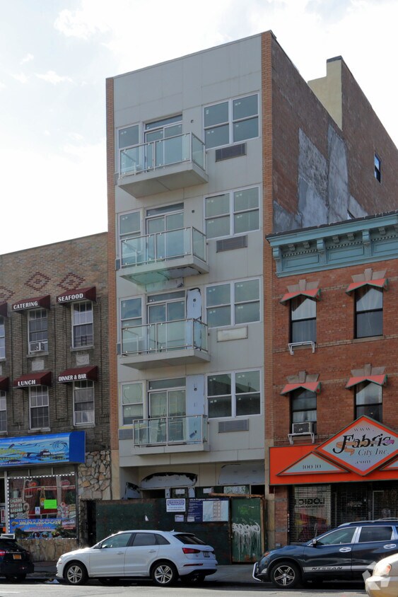 Foto del edificio - 100-12 Northern Blvd