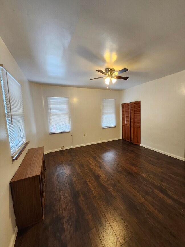 Family Room - 4663 Gangwish St