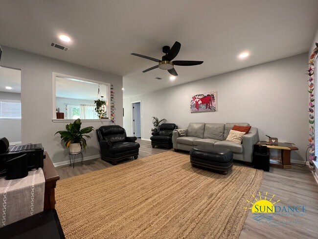 Building Photo - Stunning 3 Bedroom home in Fort Walton Beach!