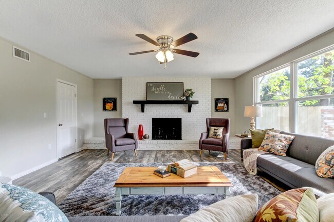 Foto del edificio - 6530 Pine Summit Dr