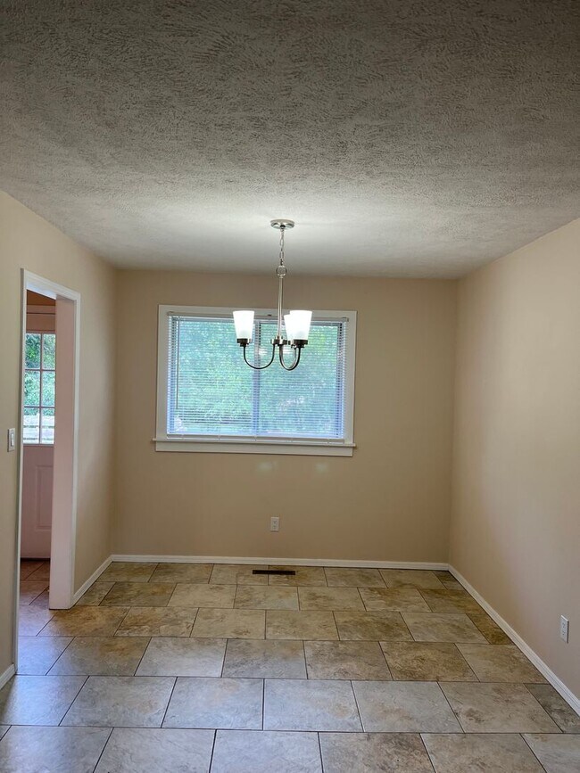 Foto del edificio - Make this  beautiful home yours!! Features...
