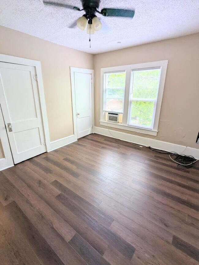 Building Photo - 635 Tanglewood St