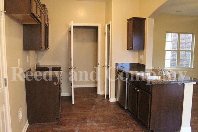 Foto del edificio - 7937 Bay Meadow Cir S