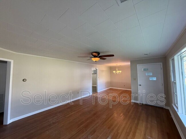 Building Photo - 1104 S Gee St