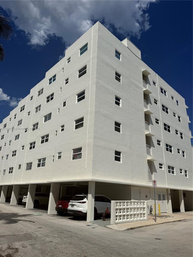 Building Photo - 901 S Surf Rd
