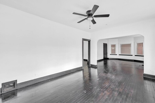 Foto del edificio - 3058 E 116th St