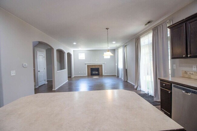 Foto del edificio - A BEND HOME FOR PEOPLE AND PETS!