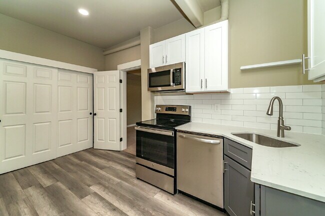 Foto del edificio - Kent Duplex LOWER Unit with Huge Yard & Private Feel