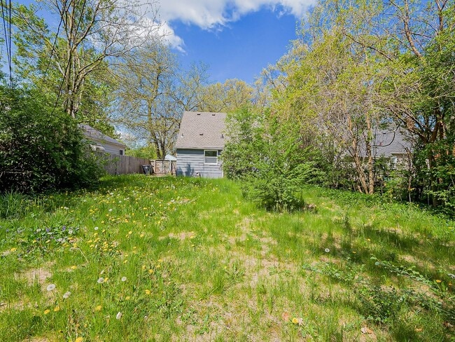 Building Photo - Welcome to this beautiful 3 bedroom, 1 bat...