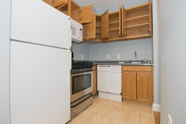 Foto del edificio - 4 Bed/1.5 Bath with Central A/C & Private ...