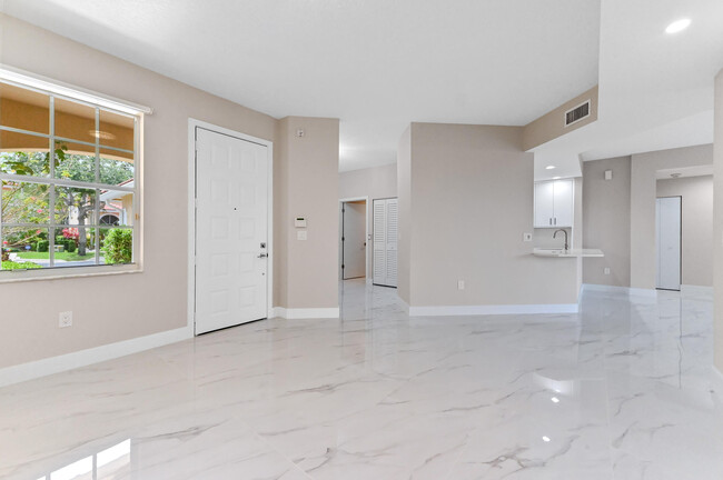Building Photo - 12454 Crystal Pointe Dr