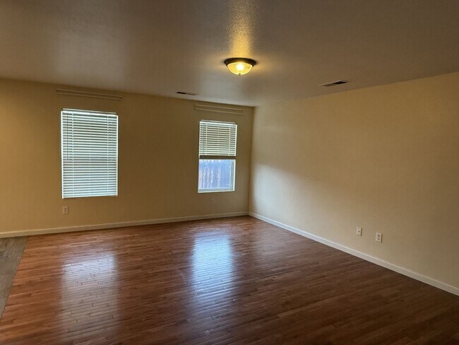 Foto del edificio - 3 bedroom, 2 bathroom-Reno/Stead area