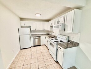 Building Photo - 900 Lexington St