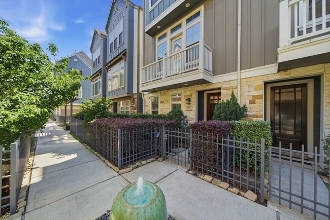 Building Photo - 712 N Shepherd Dr