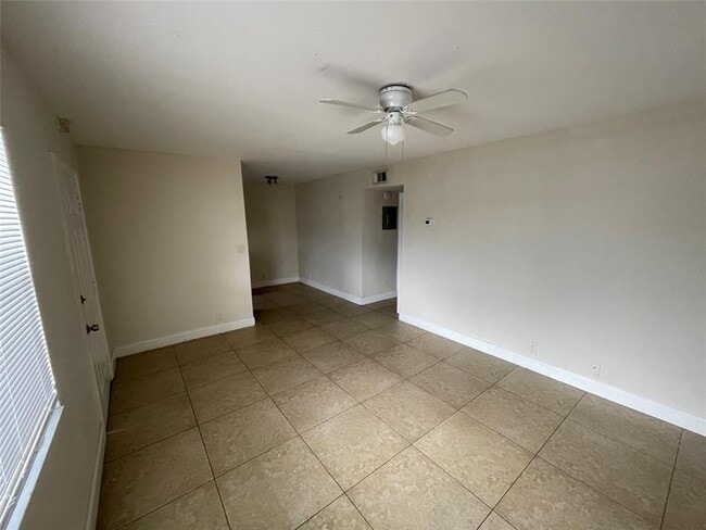 Building Photo - 607 NE 29th Dr