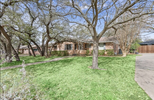 Building Photo - Charming Oak-Shaded Retreat in Woodway’s Coveted Bird Streets with Versatile Living Spaces & Work...