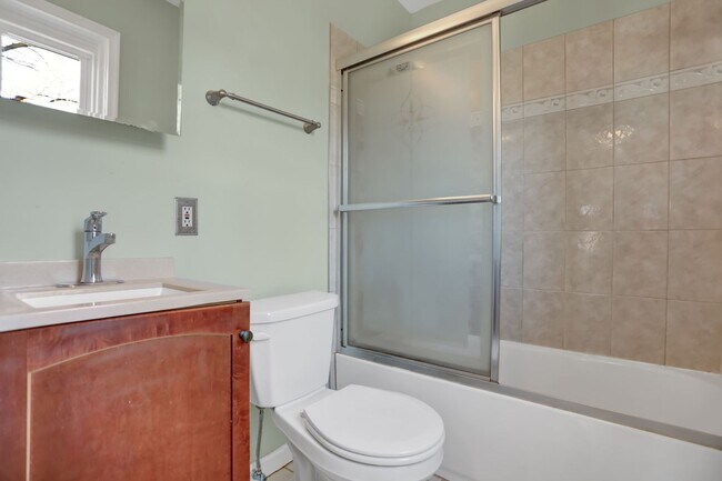 Building Photo - Charming End of Row Townhome