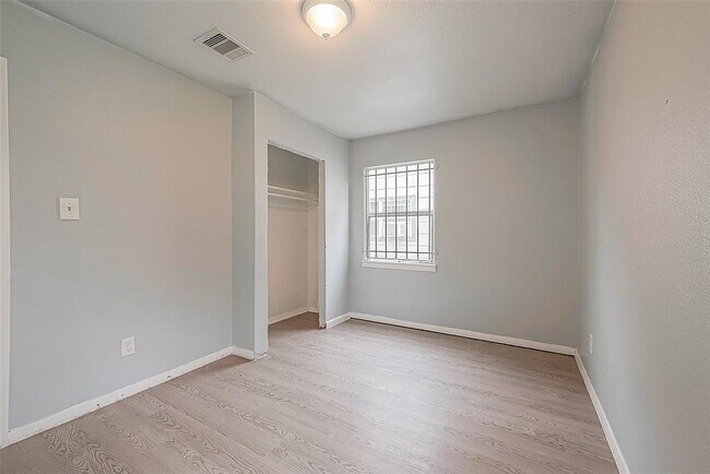 Foto del edificio - 9302 Fairland Dr