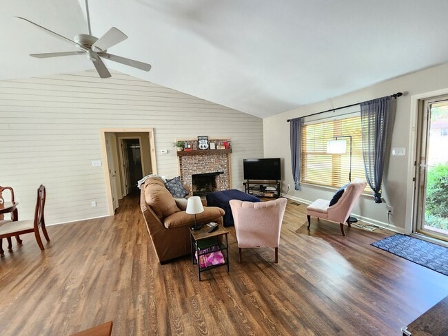 Building Photo - 3232 Fairoaks Dr
