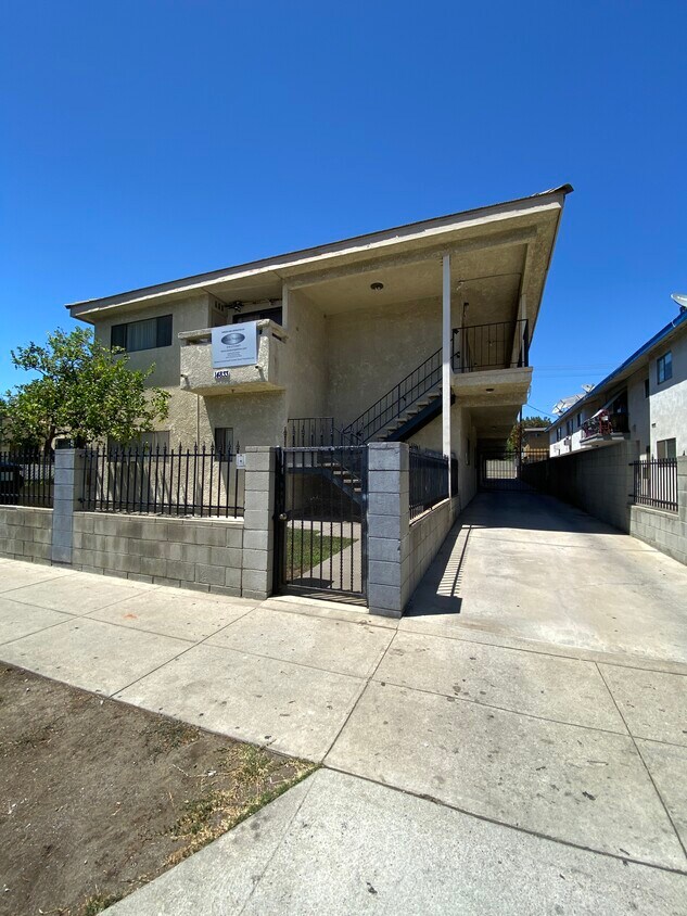 Foto principal - 14833 Friar St