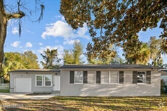 Building Photo - 884 Kennard St