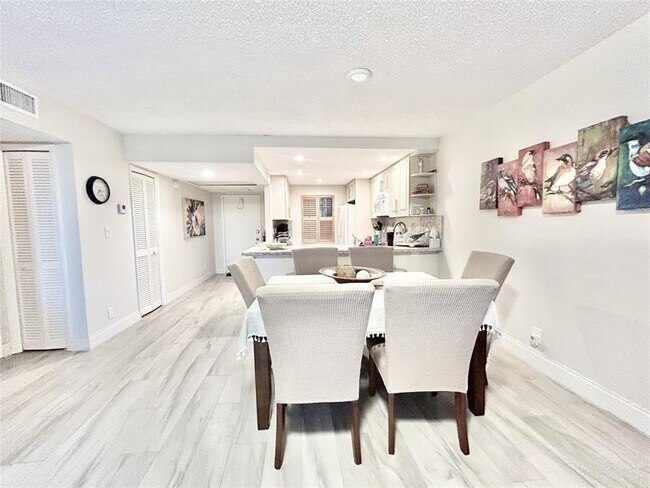 Foto del edificio - 3800 Oaks Clubhouse Dr