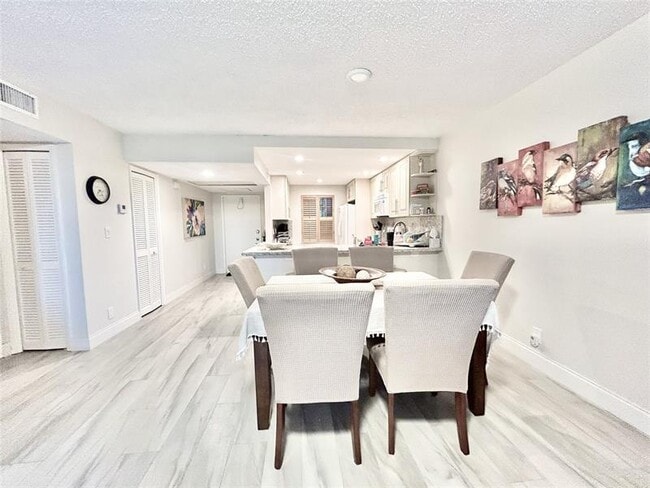 Building Photo - 3800 Oaks Clubhouse Dr