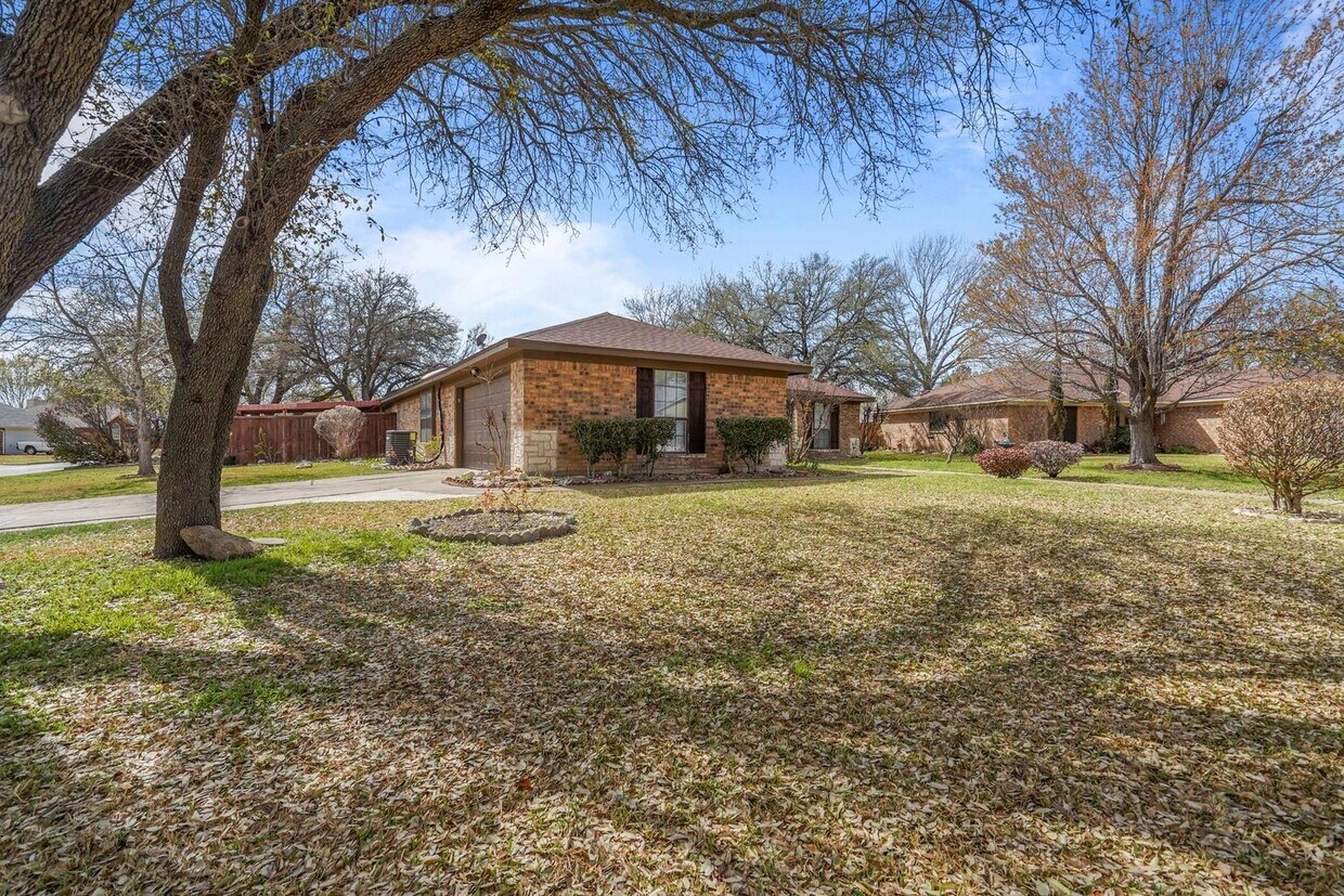Building Photo - Great 4 Bed, 2 Bath Rental in the Heart of...