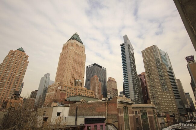 Building Photo - 342 W 47th St