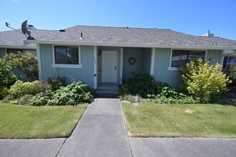 Building Photo - 842 N Canterbury Ct