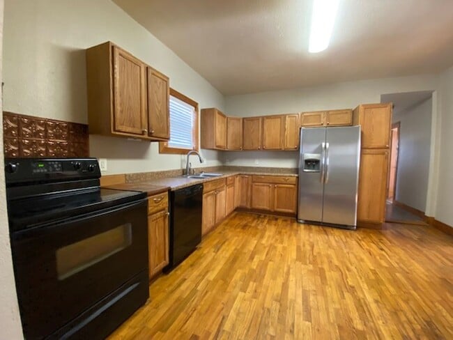 Foto del edificio - VERY CLEAN AND SPACIOUS 3 BEDROOM 2 BATH H...