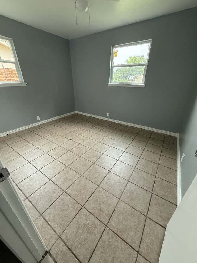 Building Photo - 2808 Park View Dr