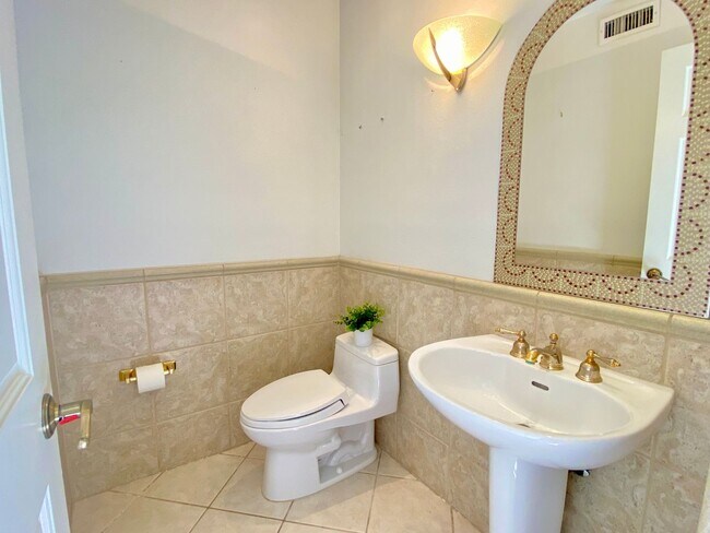 Building Photo - 3-Bedroom Townhome in Prime Calabasas Loca...