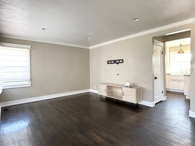 Building Photo - Gorgeous Sugarhouse Remodel!