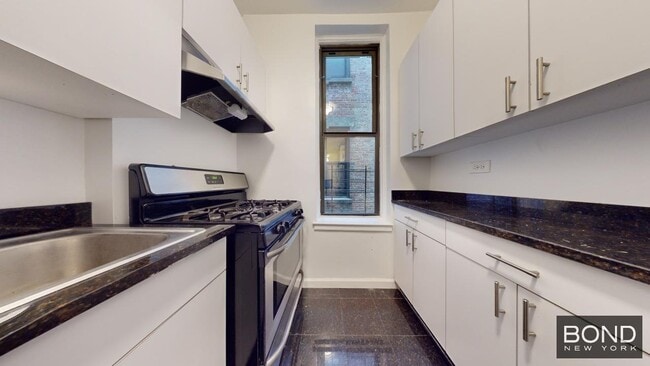 Building Photo - 106 E 81st St