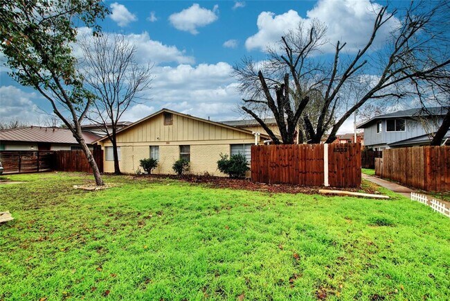 Foto del edificio - 8903 Tronewood Dr