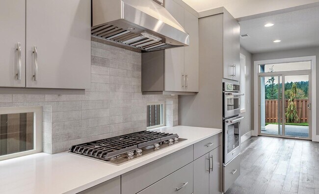 Foto del edificio - Bethany Stunner - 5 Bedrooms with Main-Level Bed & Bath, Modern Kitchen & Private Fenced Yard