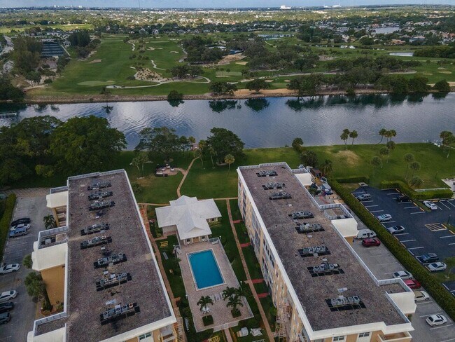Building Photo - 300 Golfview Rd